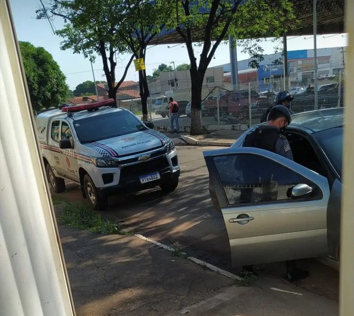 Polícia recupera carro roubado abandonado por criminosos por falta de gasolina
