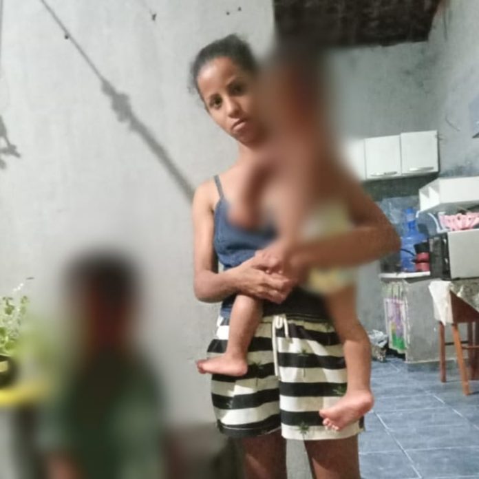 Mãe com duas crianças pede ajuda