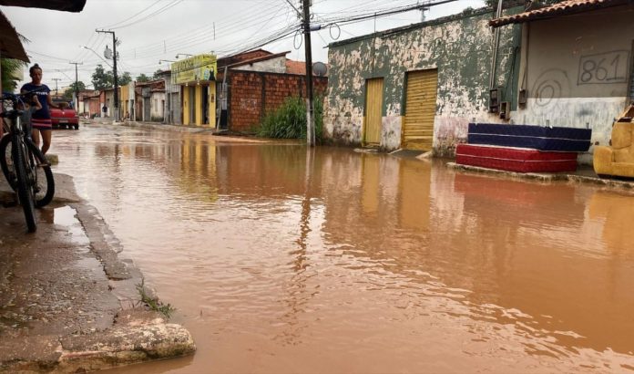 Apesar de chuva ter acabado, ruas continuam alagadas em Imperatriz