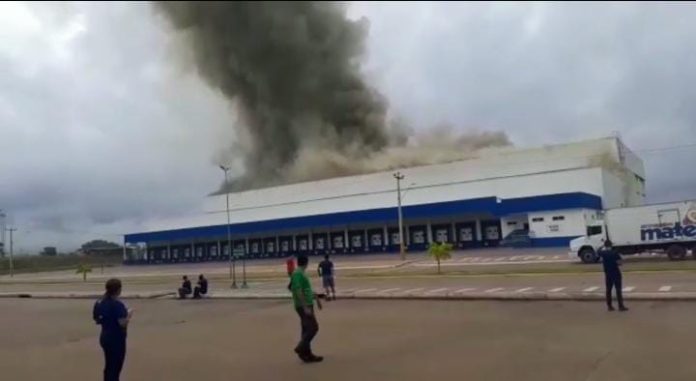 Princípio de incêndio é registrado em depósito de supermercado na BR-010