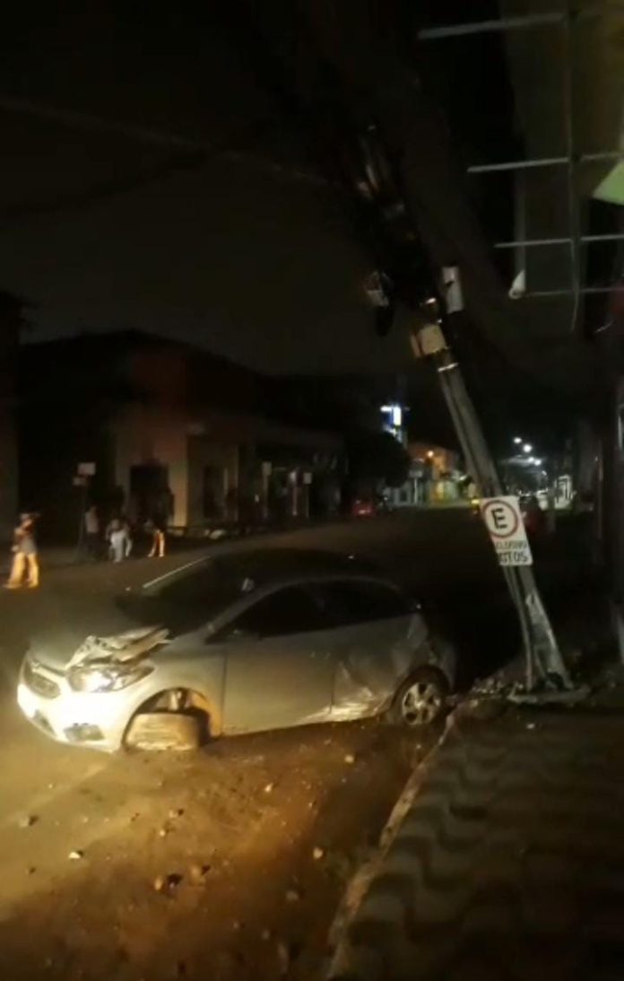 Carro bate em poste e deixa moradores sem energia desde a madrugada