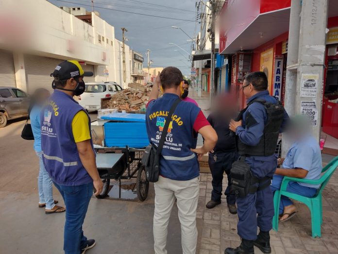 Vendedores ambulantes com bancas fixas são retirados do Calçadão de Imperatriz