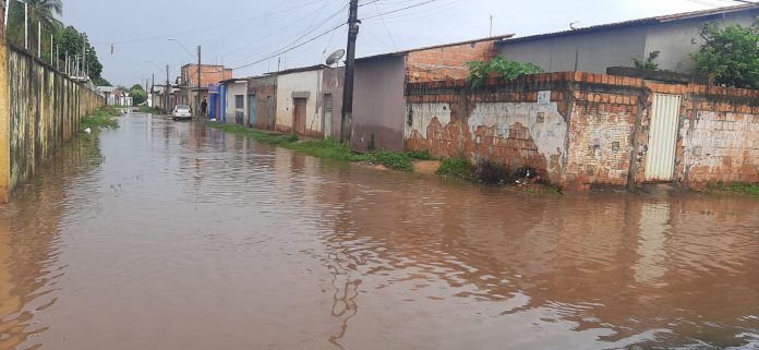 Em poucos minutos de chuva, ruas de Imperatriz alagam