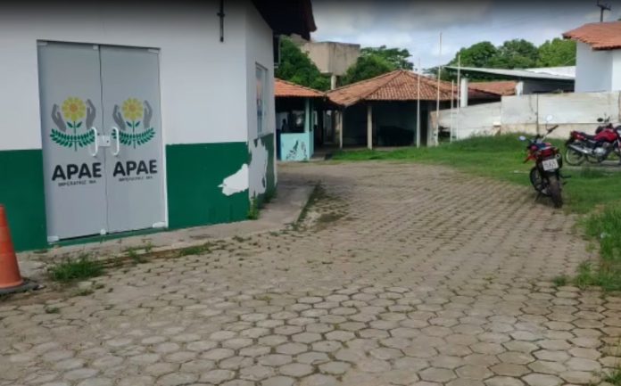 Bandidos invadem Apae, rendem vigilante e roubam materiais e comida