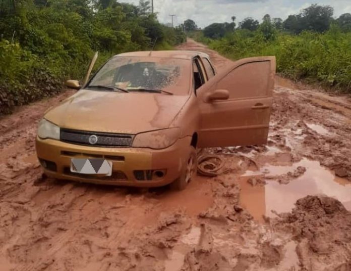 Carros atolam na estrada do Povoado Cacauzinho, Zona Rural de Imperatriz