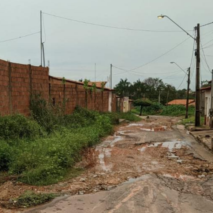 Condutores mostram dificuldade em passar por rua devido buracos