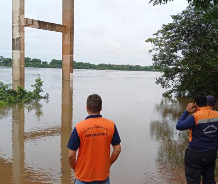 Nível do Rio volta a subir e começa a alagar casas