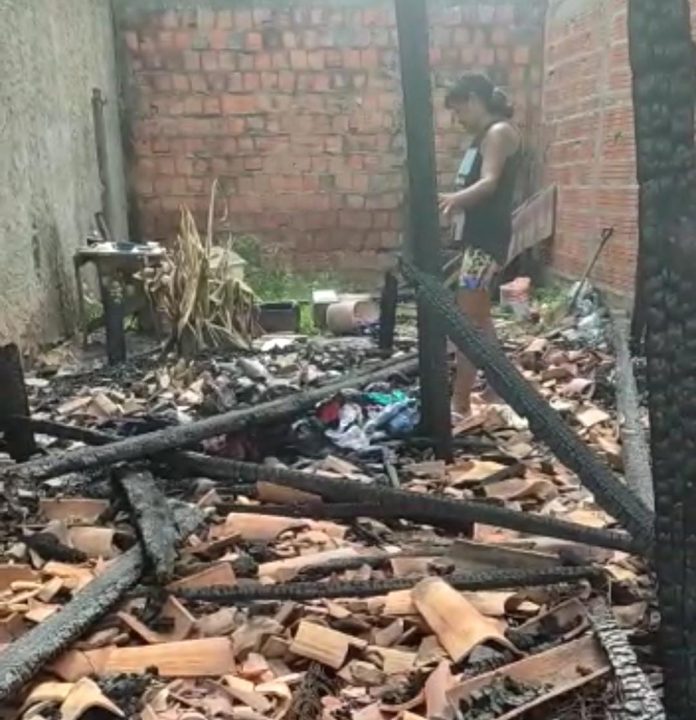 Mulher que perdeu tudo em incêndio de casa de madeira pede ajuda