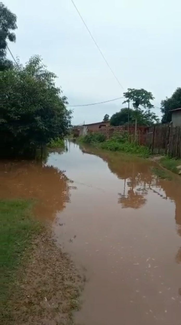 Moradores passam natal com rua e casas alagadas no Parque Alvorada