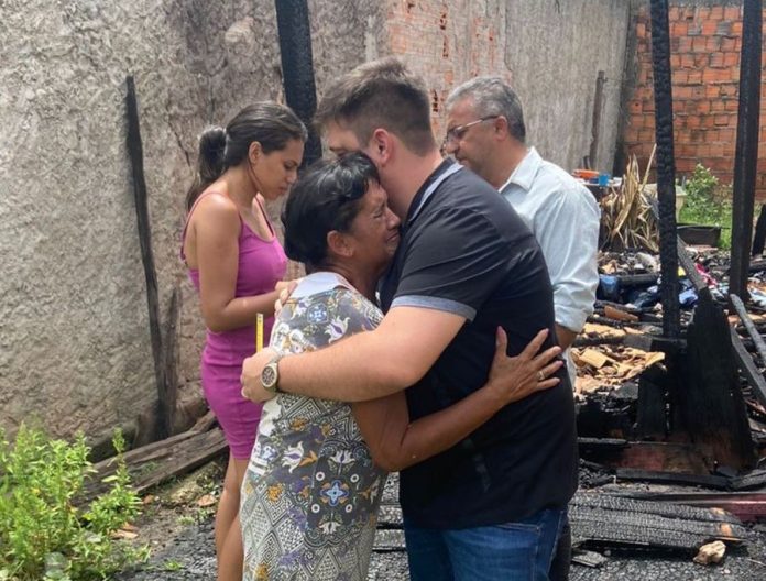 Mulher que perdeu a casa de madeira em incêndio ganha nova moradia