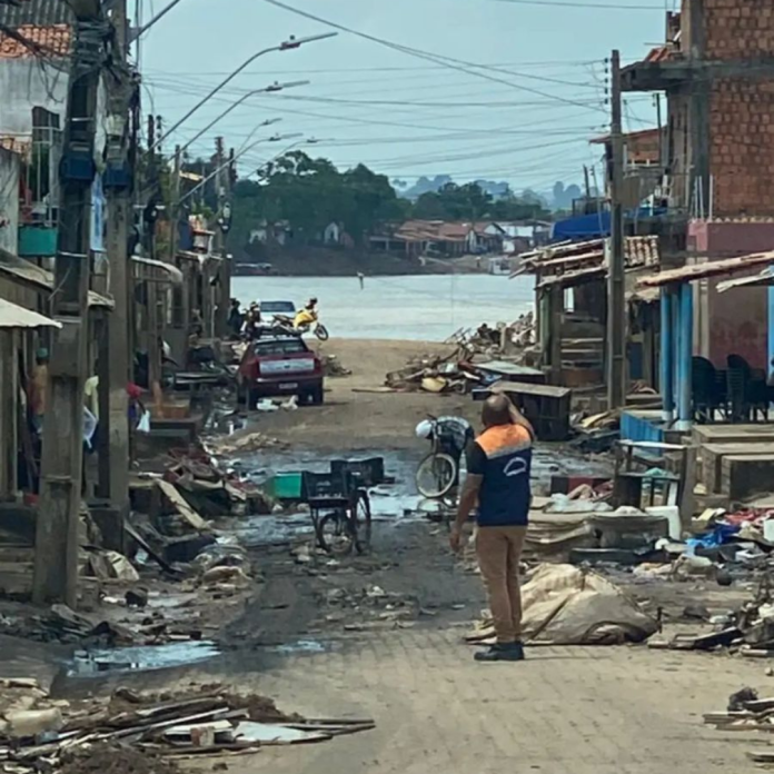 Áreas atingidas por enchente começam a ser limpas