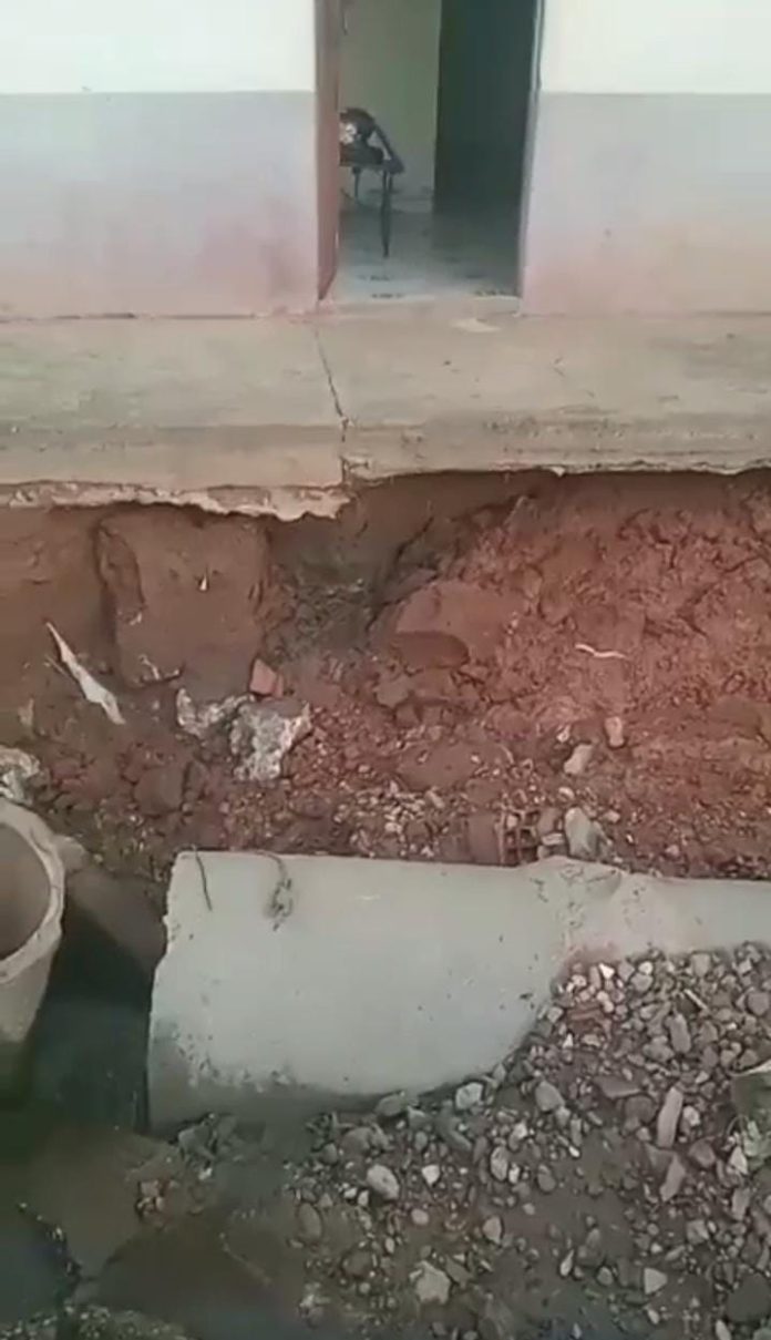 Moradora mostra dificuldade em entrar em casa devido obra da prefeitura