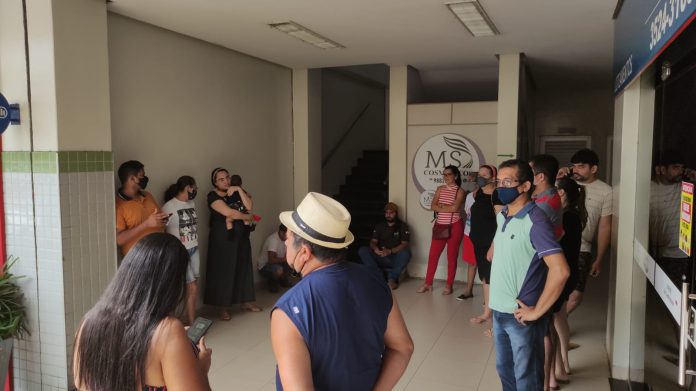 Moradores do Colina Park protestam na empresa que cuida do loteamento em Imperatriz