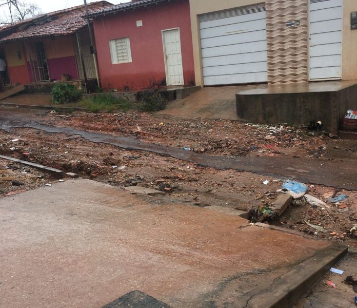 Rua tem asfalto destruído após chuvas em Imperatriz