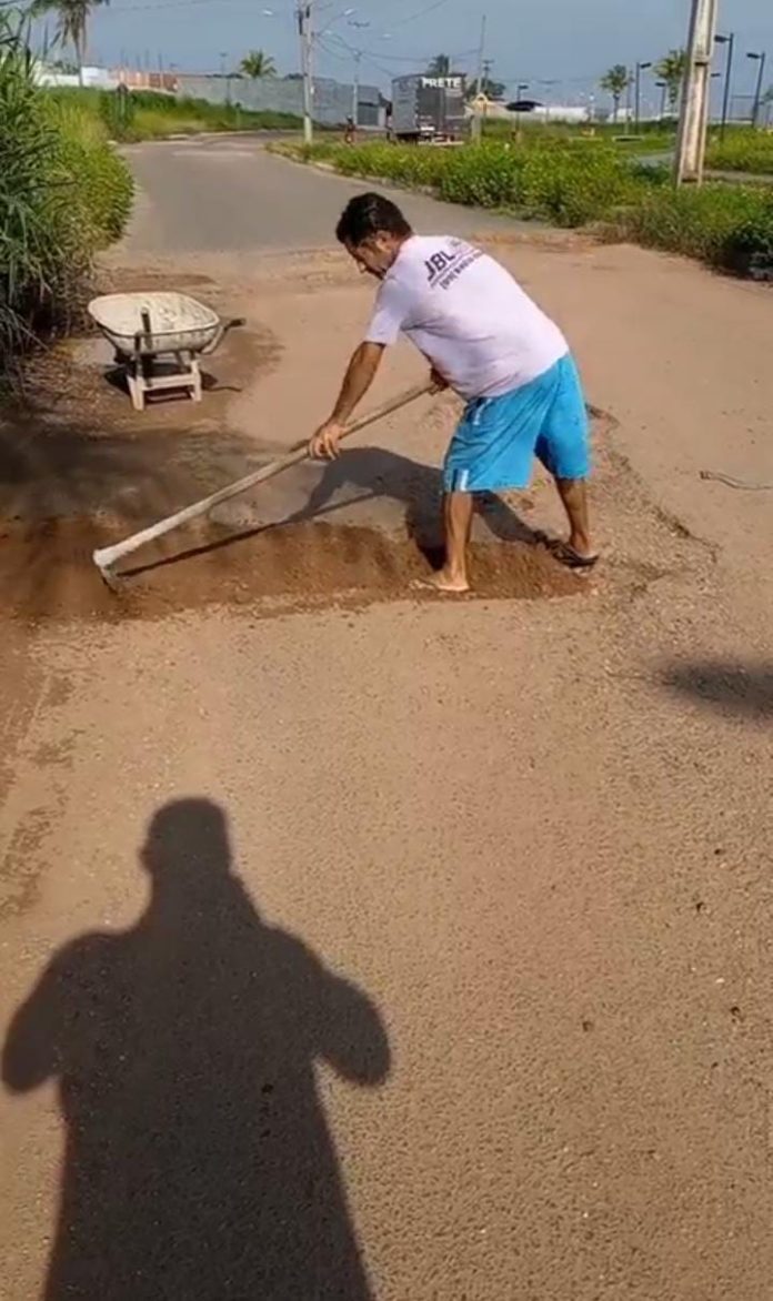 Moradores do Verona tampam buracos nas ruas do loteamento