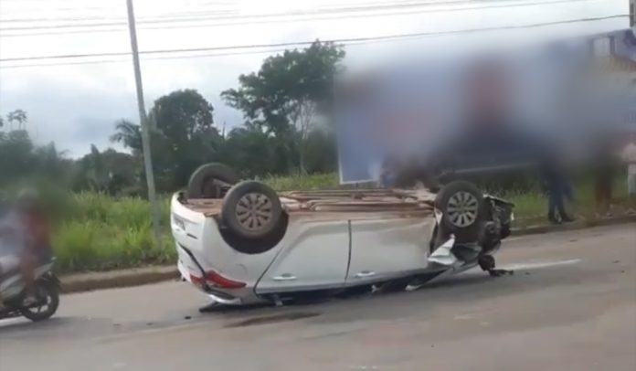 Motorista dorme no volante e carro capota após acidente na Av. Pedro Neiva de Santana