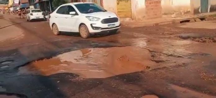 Vazamento de água faz surgir buracos em avenida e moradores reclamam