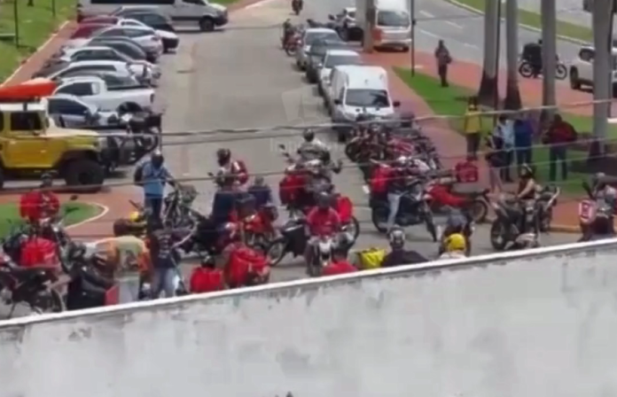 Motoboys protestam contra homem que insultou entregador de aplicativo