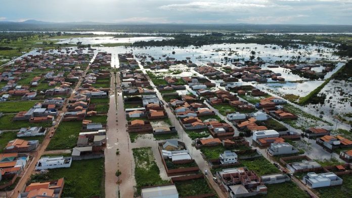 Nível do rio sobe 15 cm e mais famílias ficam desabrigadas