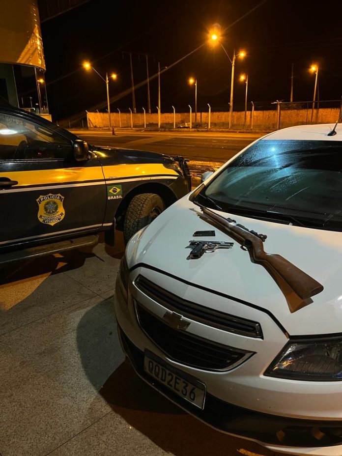 PRF persegue motorista que fugiu de abordagem e apreende carro e armas