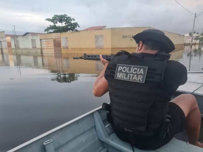 PM faz operação para combater furtos em casas atingidas por enchente