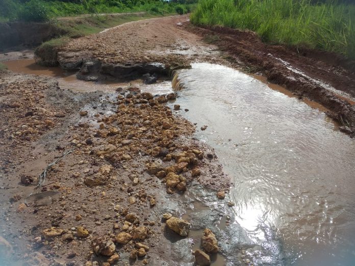 Estrada de acesso a povoado corta e moradores se arriscam para passar