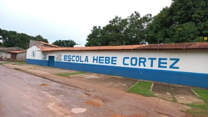 Pais protestam contra fechamento da Escola Hebe Cortez