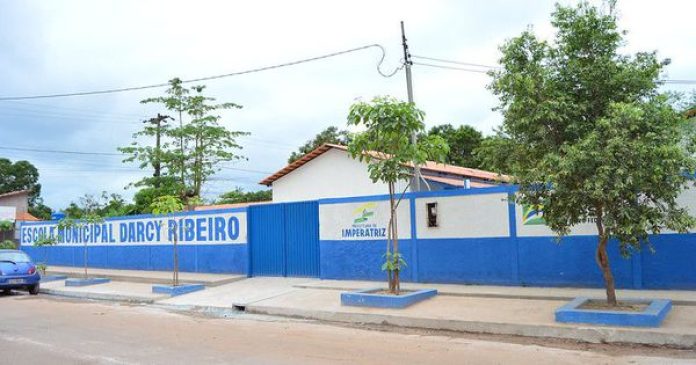 Homem invade escola, tenta agredir aluna e ameaça policiais