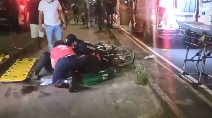 Motociclista bate em carro após pilotar na contramão na Av. Pedro Neiva de Santana