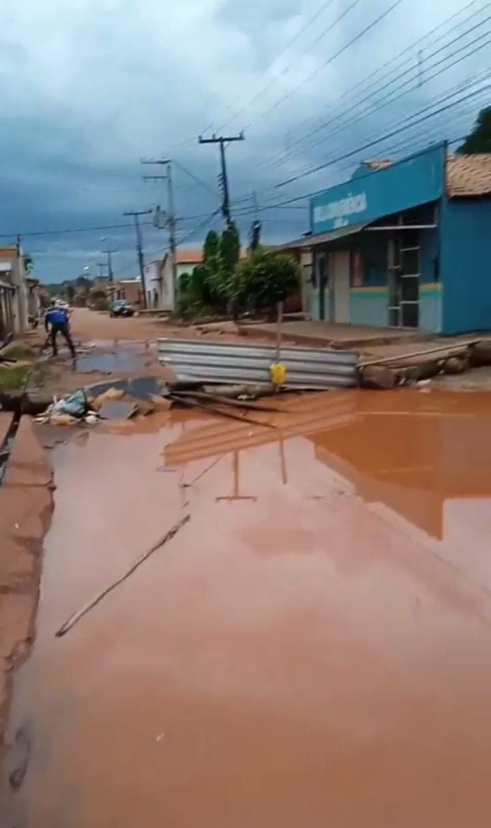 Avenida Mutirão interditada na Vila João Castelo