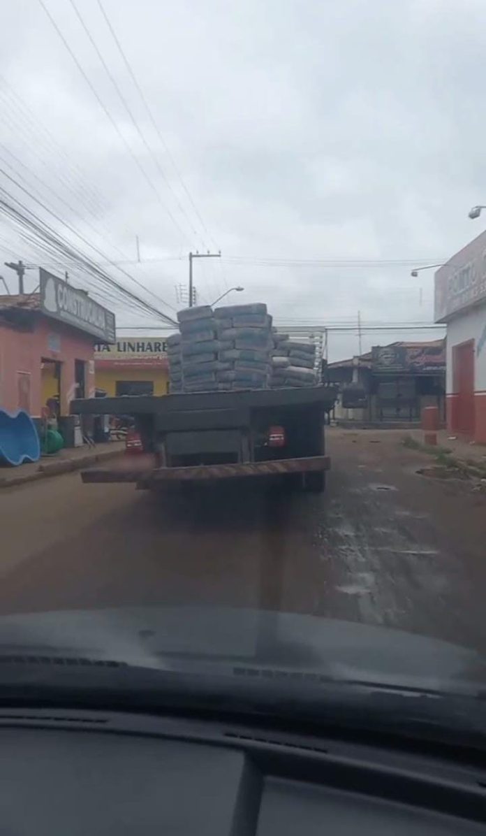 Motorista flagra caminhão carregando cimento empilhado sem segurança