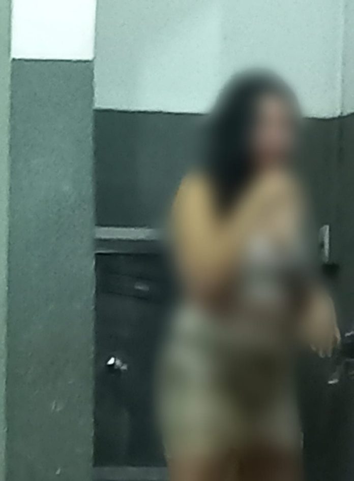 Suspeito de roubar arma de policial foge da PM, mas esposa é presa