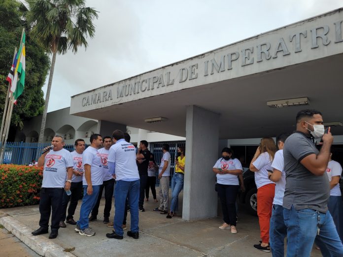 Vereadores protestam pedindo impeachment do prefeito de Imperatriz