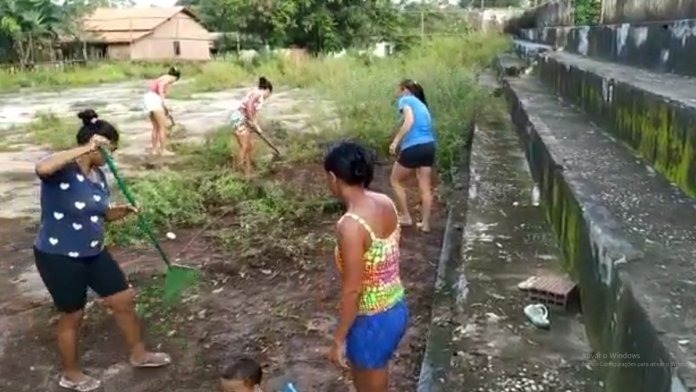 Cansados de esperar manutenção, moradores limpam quadra de esportes da comunidade de Coquelândia