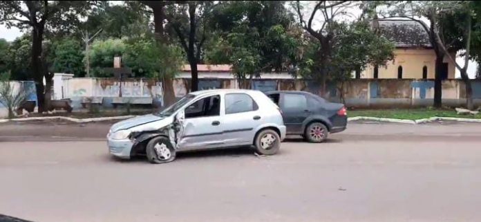 Acidente envolvendo dois carros na Av. Newton Bello