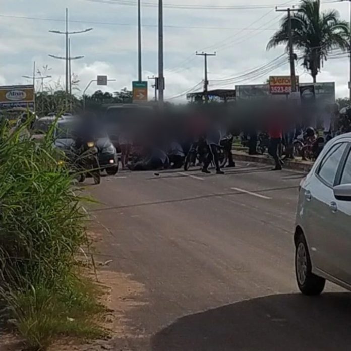 Mulher é atropelada por motociclista na Av. Pedro Neiva de Santana