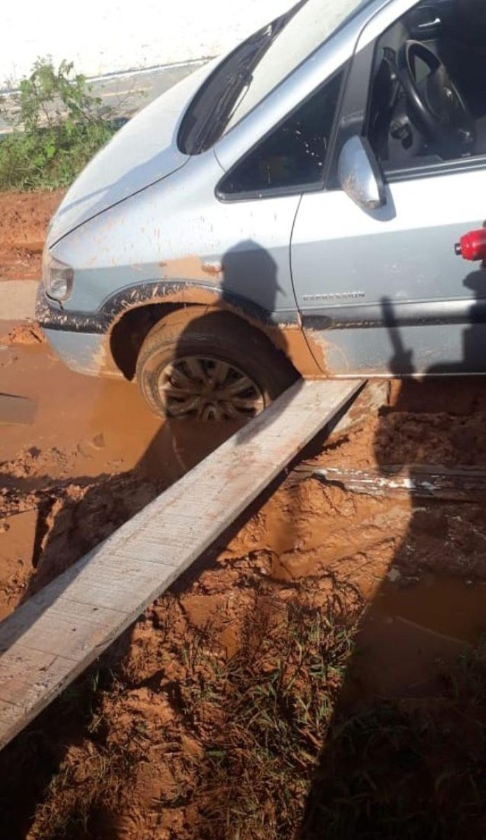 Terceira vez só essa semana: Mais um carro atola no bairro São José