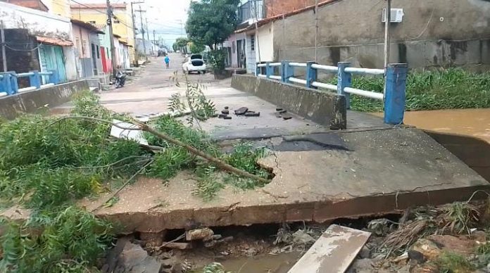 Cabeceira de ponte é destruída por chuva no bairro Bacuri