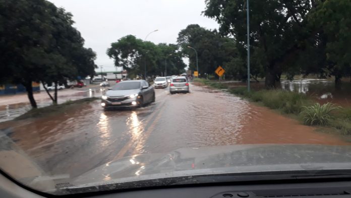 Forte chuva causa alagamentos em avenidas e rodovias em Imperatriz