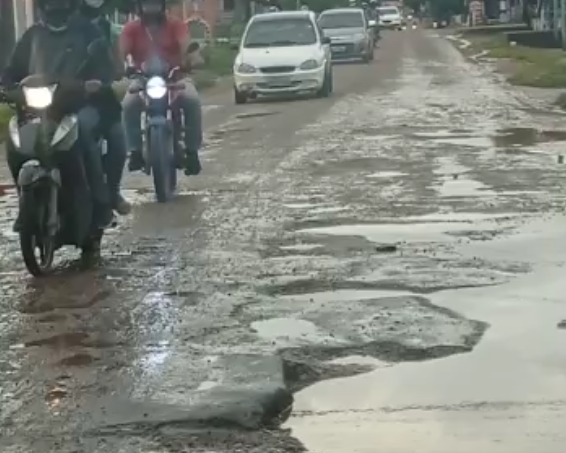 Condutores fazem fila de veículos para desviar de buracos em avenida de Imperatriz