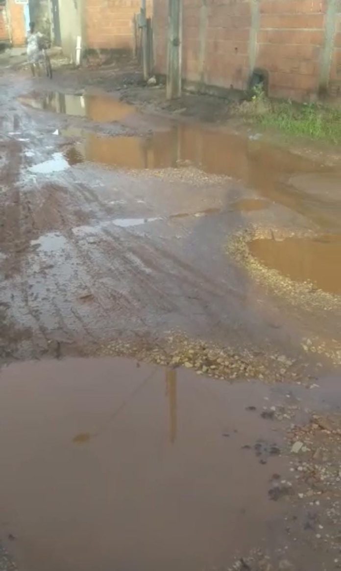 Pais de alunos cobram melhorias em rua de escola na Vila Redenção II