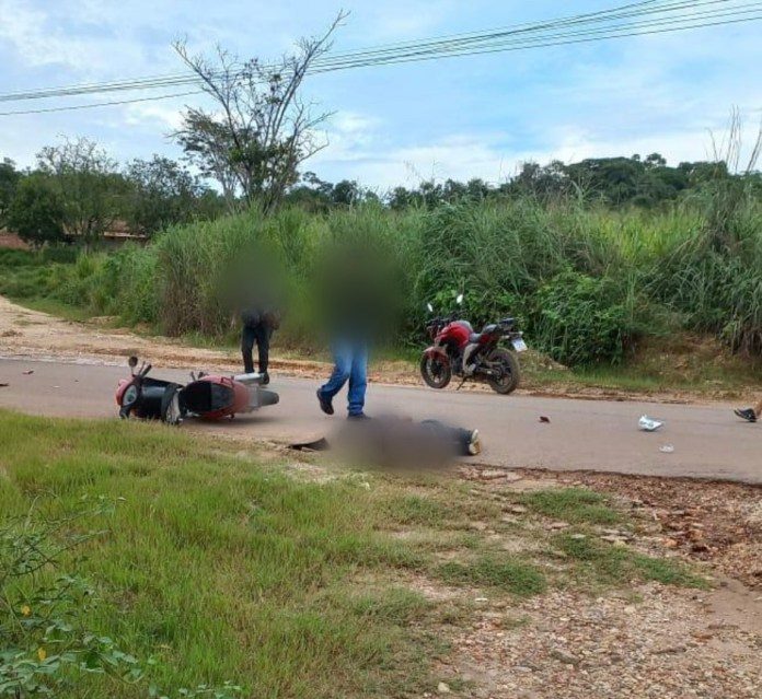 Motos colidem ao desviar de buracos em via de acesso ao Sebastião Régis em Imperatriz