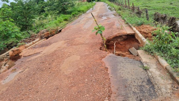 Estrada de acesso a povoado quase cortada e transporte público não passa