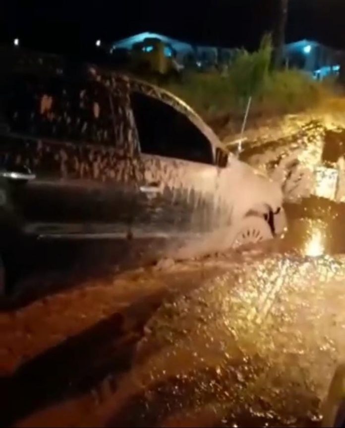Motorista fica com carro atolado em buraco no Jardim Tropical