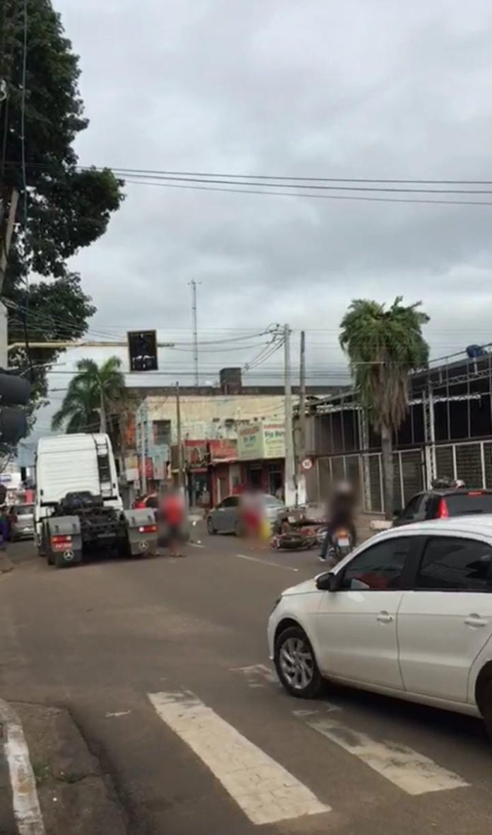 Falha em semáforos causa acidente e deixa trânsito lento na Av. Dorgival