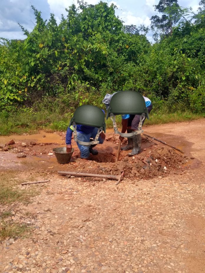 Moradores pagam encanadores para resolver falta de água no Jardim Tropical