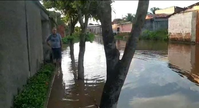 Morador está com casa alagada há seis meses por falta de drenagem em rua