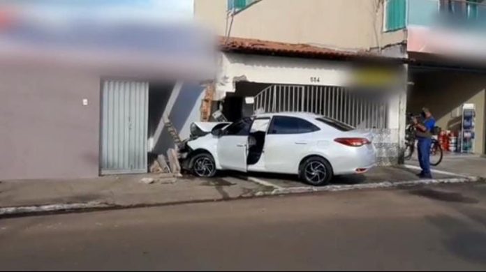 Motorista perde controle do carro e bate em imóveis na rua Simplício Moreira