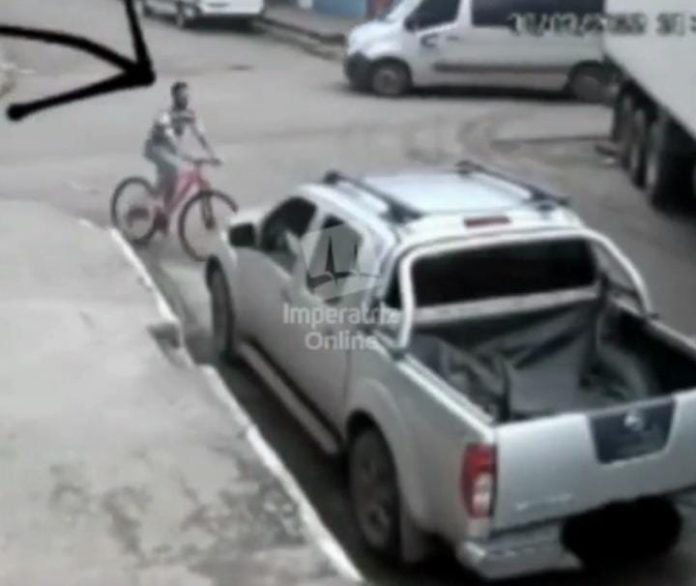 Ladrão que furtou bicicleta em casa de idosa é pego por moradores