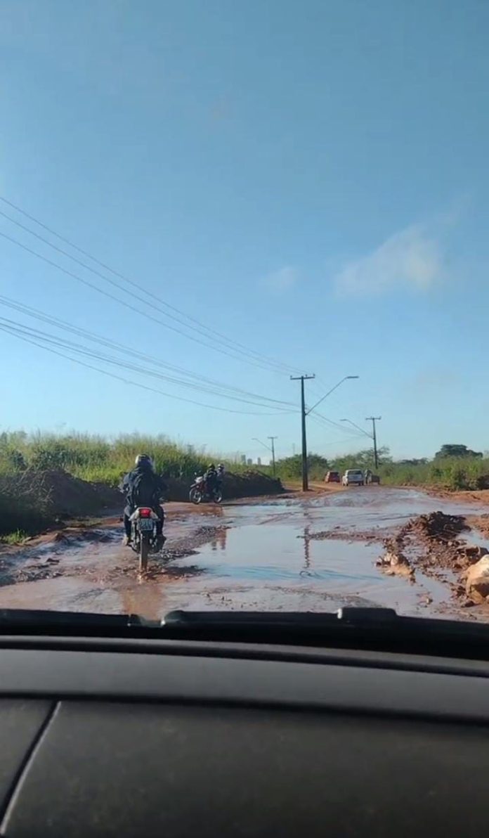 Moradores mostram dificuldade de acesso a bairro por causa de lama e buracos